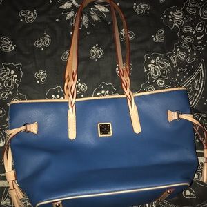 🦋Dooney and Bourke large tote🦋